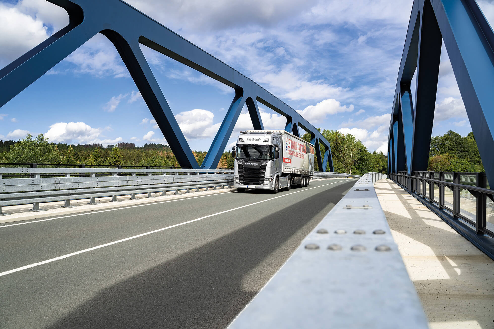 Leitplanke aus Stahl Leitplanke aus Stahl an Landstraße mit Truck